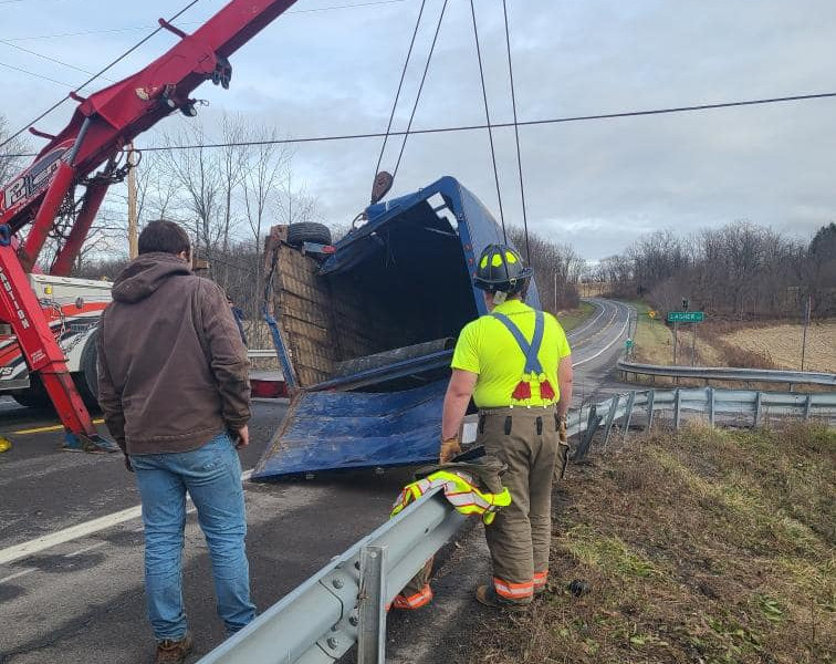 Horses Suffer Minor Injuries After Trailer Overturns in Cayuga County