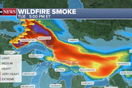 Wildfire smoke map showing extreme smoke from Thunder Bay, Canada, impacting the Great Lakes and Northeast US.